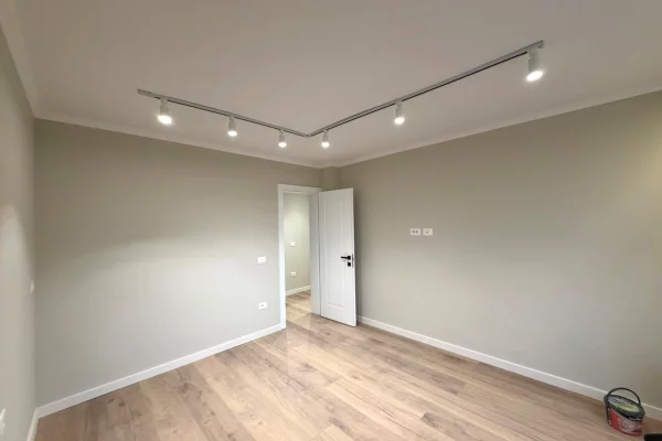 Shtepi ne shitje Apartament ne Tirane, 1+1, Mobilimi Bosh, pa mobiluar, Pagesa 125,000  Euro.