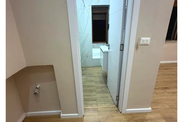 Shtepi ne shitje Apartament ne Tirane, 1+1, Mobilimi Bosh, pa mobiluar, Pagesa 82,000  Euro.