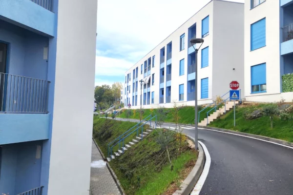 Shtepi ne shitje Apartament ne Tirane, 1+1, Mobilimi Bosh, pa mobiluar, Pagesa 77,000  Euro.