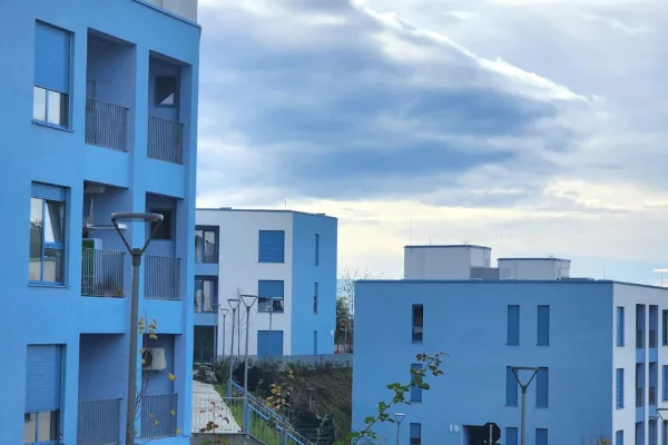 Shtepi ne shitje Apartament ne Tirane, 1+1, Mobilimi Bosh, pa mobiluar, Pagesa 77,000  Euro.