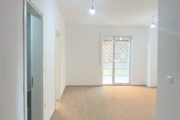 Shtepi ne shitje Apartament ne Tirane, 1+1, Mobilimi Bosh, pa mobiluar, Pagesa 135,000  Euro.