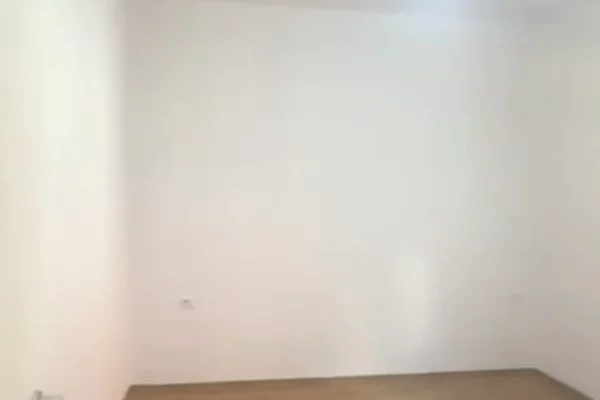 Shtepi ne shitje Apartament ne Tirane, 1+1, Mobilimi Bosh, pa mobiluar, Pagesa 135,000  Euro.