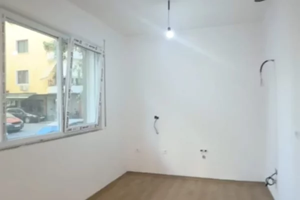 Shtepi ne shitje Apartament ne Tirane, 1+1, Mobilimi Bosh, pa mobiluar, Pagesa 135,000  Euro.