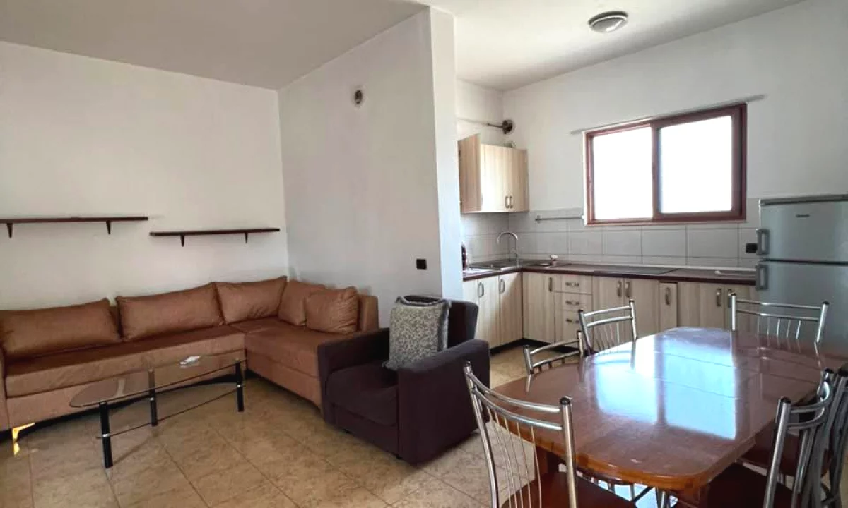 Shtepi me qera Shtepi Private ne Tirane, 2+1, Mobilimi E mobiluar, Pagesa 50,000  Leke.