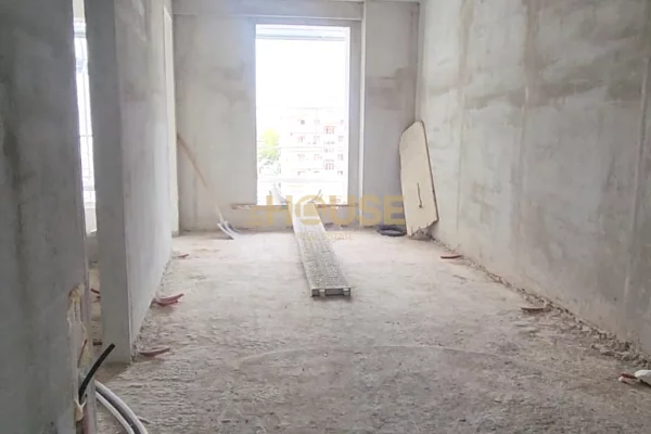 Shtepi ne shitje Apartament ne Tirane, 1+1, Mobilimi Bosh, pa mobiluar, Pagesa 55,500  Euro.