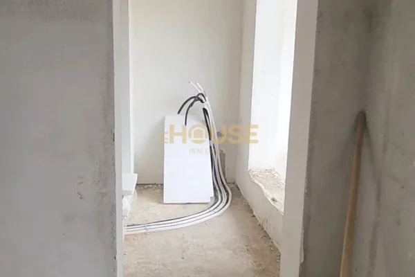 Shtepi ne shitje Apartament ne Tirane, 1+1, Mobilimi Bosh, pa mobiluar, Pagesa 55,500  Euro.