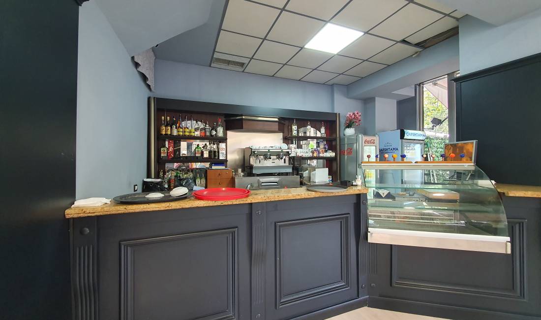 Lokal me qera perballe me Kompleksin Deliorgji