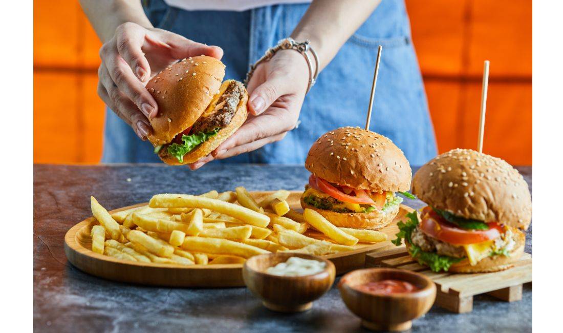 Job Offers in Tirana, Profession Ndihmes fastfood -ier, Kamarier,Motorrist  , Beginner/Little experience, Payment 40,000  Leke.