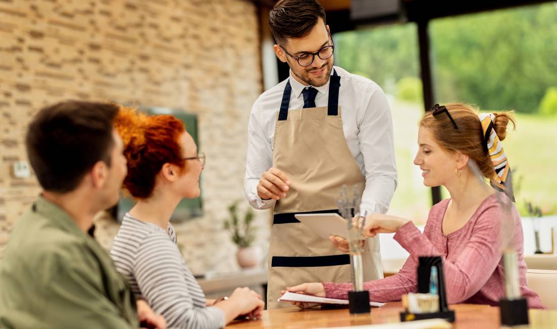 Njoftime Pune ne Tirane, Profesioni KAMARIER , Fillestar/Pak eksperience, Pagesa 65,000  Leke.