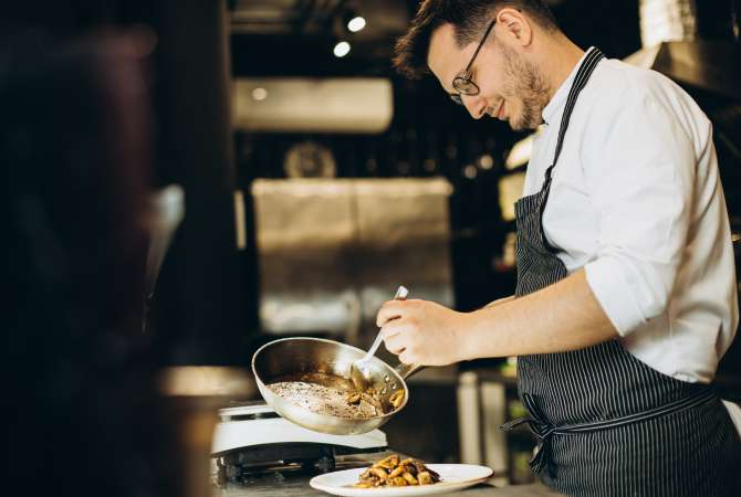 Job Offers for Kamarier nd kamarier, kuzhinier i specializuar per krudo , pjatalarese dhe zgarist in Tirana