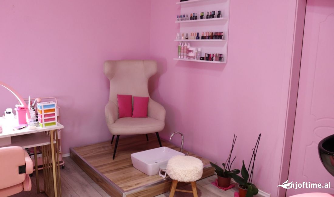 Jepet Sallon estetik me qera ne rruge kryesore Sheshi Willson 