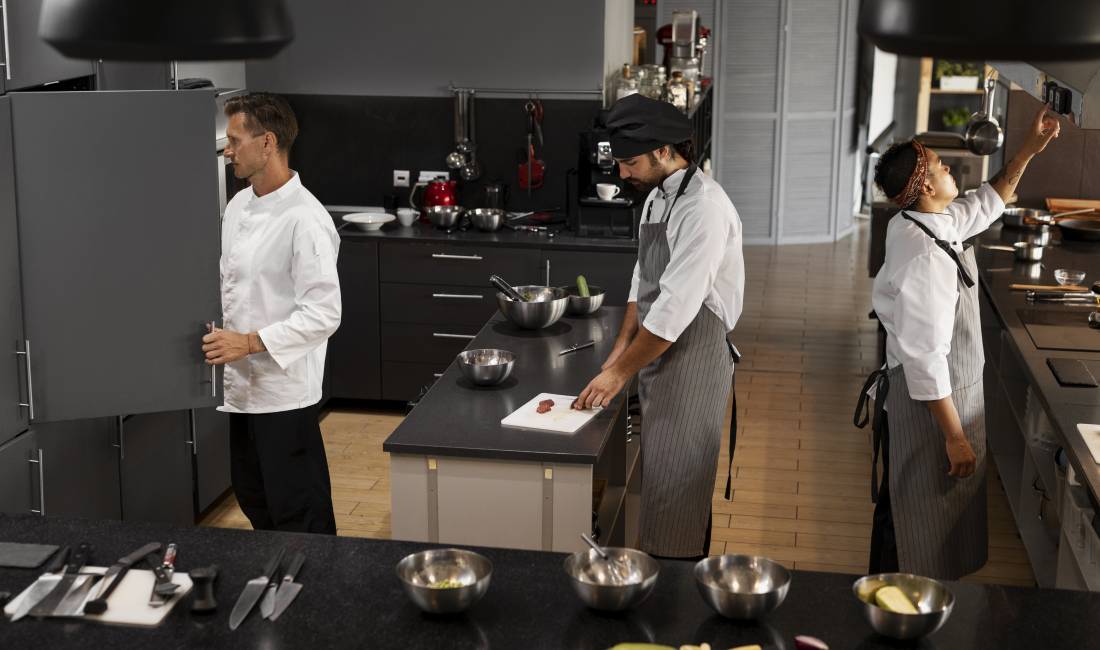 Njoftime Pune ne Tirane, Profesioni Motorrist ( me ose pa motorr) Kamarier/e Kuzhinier/e Nd/kuzhinier/e Picier/e Banakiere (F) , Fillestar/Pak eksperience, Pagesa Me Marreveshje.