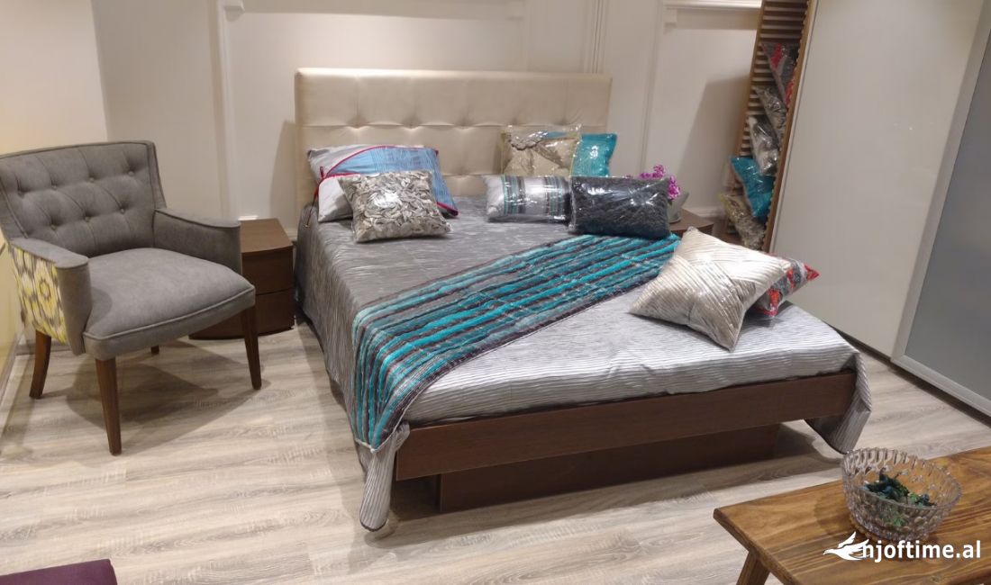 📌 Mobileri Pino Furniture – Dhoma Gjumi – Krevate dhe komodina, Sallone dhe Divane  🏡