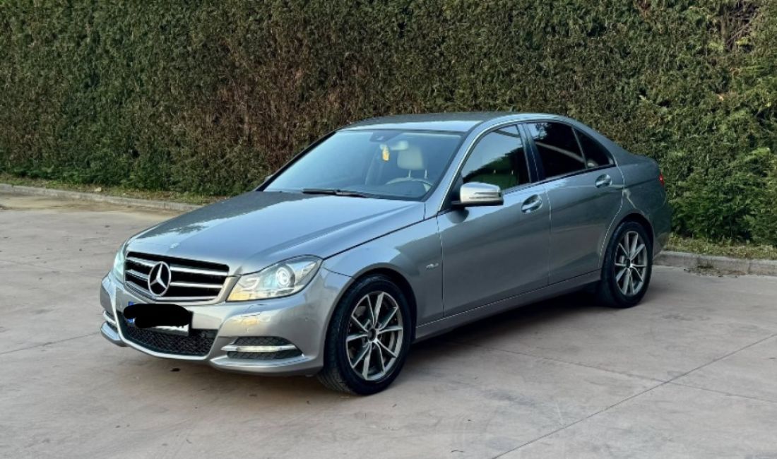 Makina ne shitje ne Tirane, Mercedes-Benz, 2012 Diesel,Kambio Automatik Pagesa 10,500  Euro.