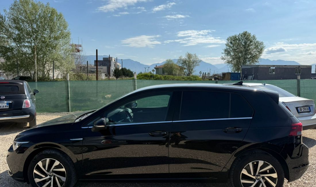 Makina me qera 🚗 Volkswagen Golf 8 R-Line 