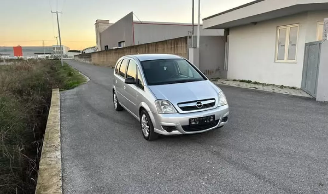 Auto in Vendita a Tirana, Opel, 2010 Diesel,Kambio Manual Pagamento 3,000  Euro.