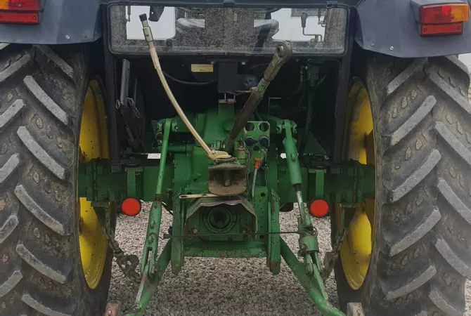 Shitet Traktor John Deere 1850 