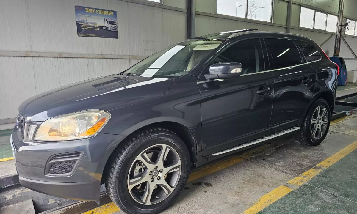 Auto in Vendita a Tirana, Volvo, 2009 gasoline-gas,Kambio Automatik Pagamento 9,000  Euro.