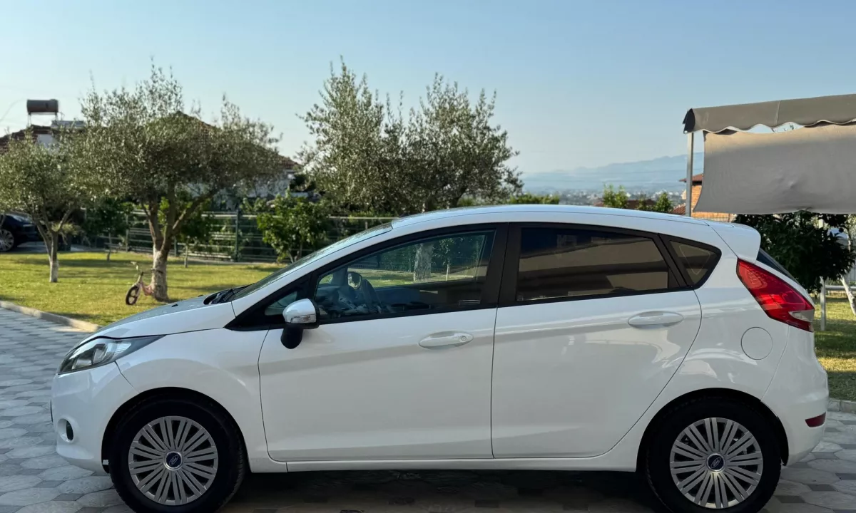 Makina ne shitje ne Tirane, Ford, 2010 Benzine,Kambio Manual Pagesa 3,400  Euro.