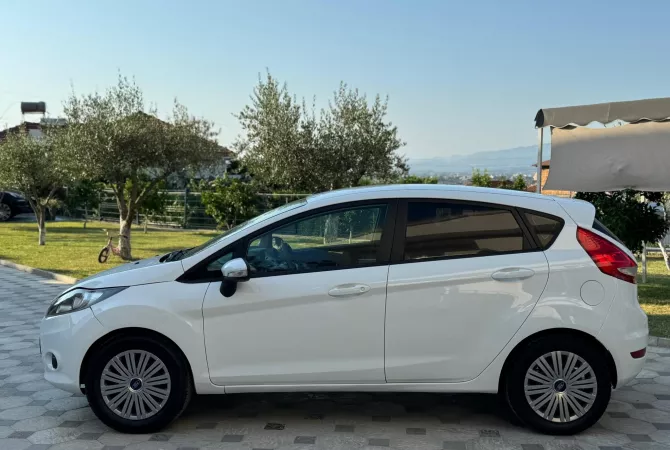 Makina ne shitje ne Tirane, Ford, 2010 Benzine,Kambio Manual Pagesa 3,400  Euro.