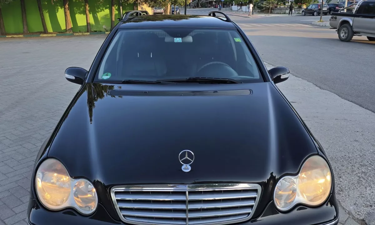 Makina ne shitje ne Fier, Mercedes-Benz, 2006 Diesel,Kambio Automatik Pagesa 4,500  Euro.