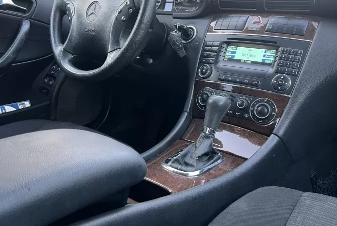 Auto in Vendita a Tirana, Mercedes-Benz, 2005 gasoline-gas,Kambio Automatik Pagamento 3,800  Euro.