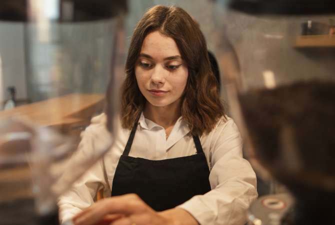 Njoftime Pune per Kamarier/e dhe banakier ne Tirane