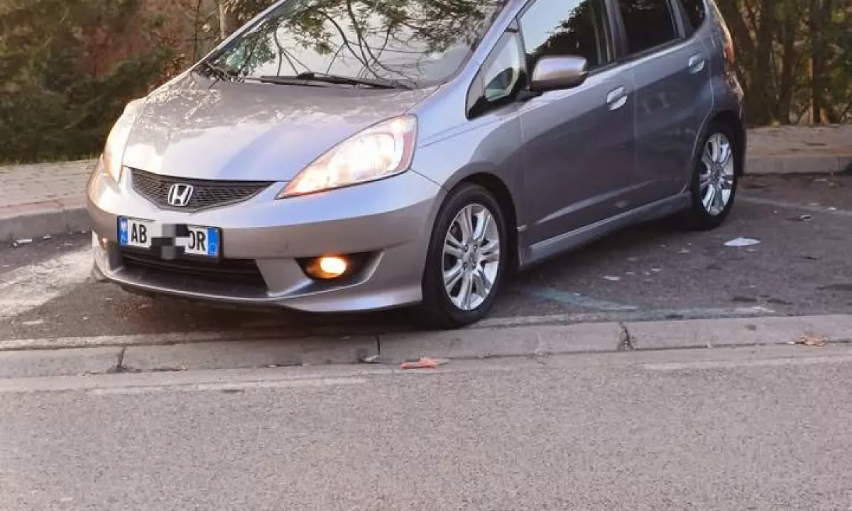 Auto in Vendita a Tirana, Honda, 2011 gasoline-gas,Kambio Automatik Pagamento 5,800  Euro.