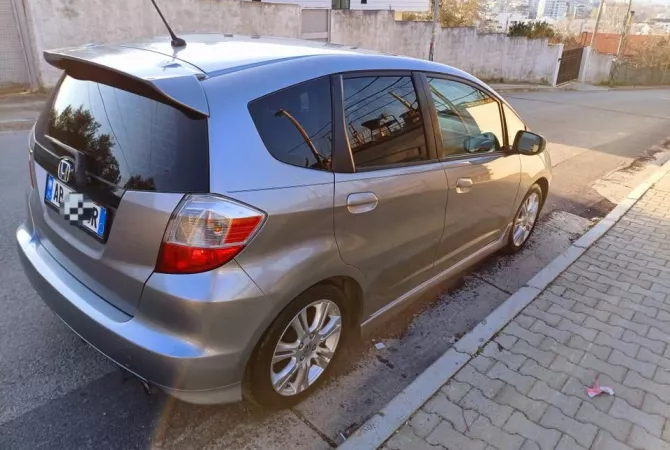 Auto in Vendita a Tirana, Honda, 2011 gasoline-gas,Kambio Automatik Pagamento 5,800  Euro.