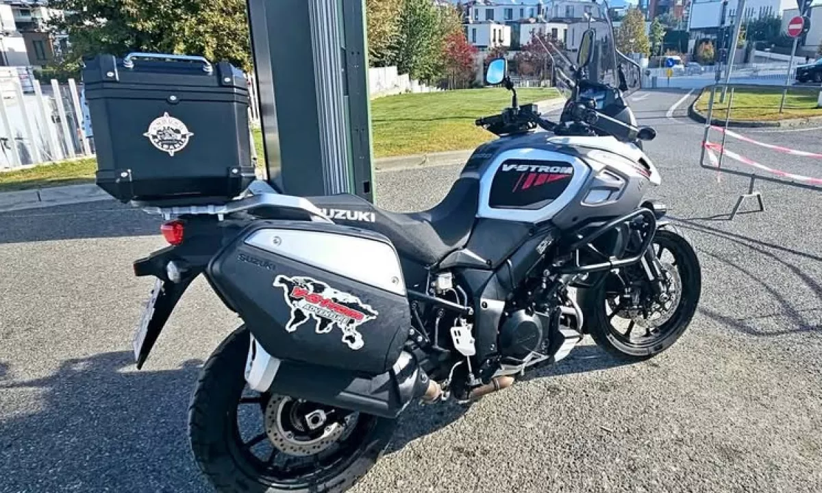 🏍️ SHITET SUZUKI V-STROM 1000 – GATI PER UDHETIME, I KOMPLETUAR