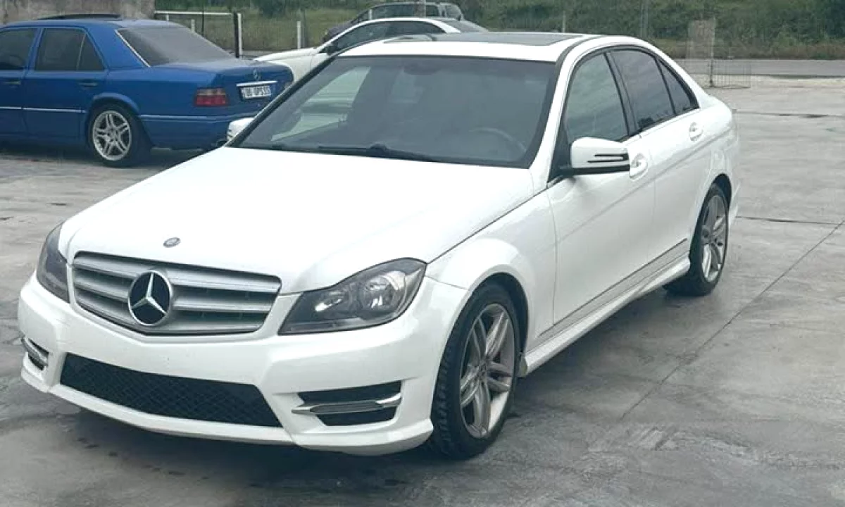 Makina ne shitje ne Fier, Mercedes-Benz, 2013 Benzine,Kambio Automatik Pagesa 500,000  Leke.