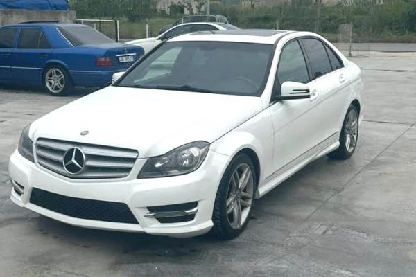 Makina ne shitje ne Fier - 500,000 Leke