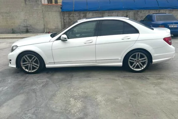 Makina ne shitje ne Fier, Mercedes-Benz, 2013 Benzine,Kambio Automatik Pagesa 500,000  Leke.