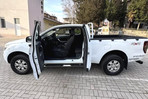 Makina ne shitje ne Tirane - 14,500 Euro