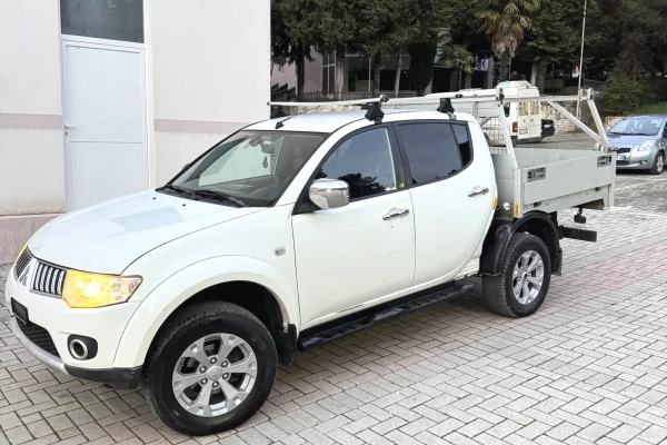 Makina ne shitje ne Tirane - 12,300 Euro