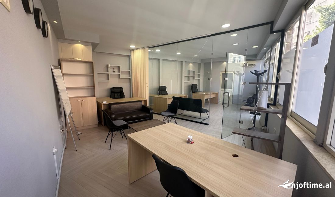 AMBIENT KOMERCIAL PER QIRA NE QENDER!