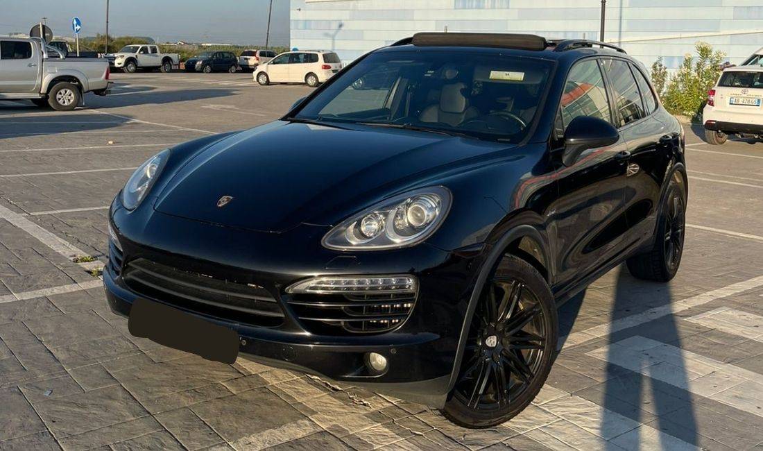 Makina me qera PORSCHE CAYENNE duke filluar nga 100 euro Dita