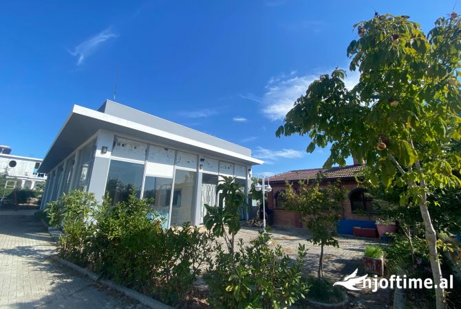 Shiten 2 ambjente biznesi te cilat jane buze rruges Shijak - Durres 