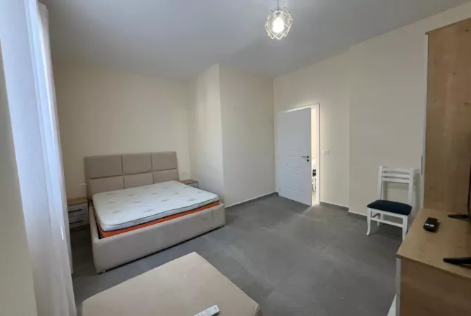 Jepet me qera apartament 1+1 pranë Shkollës së Bashkuar!
