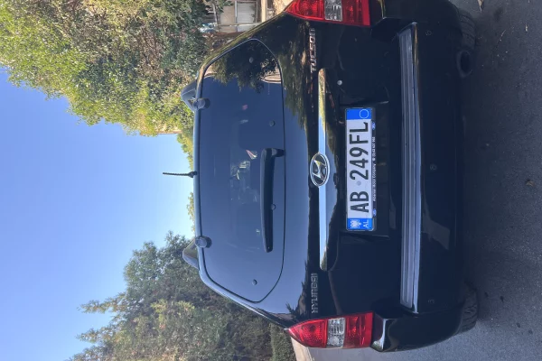 Makina ne shitje ne Tirane - 400,000 Leke