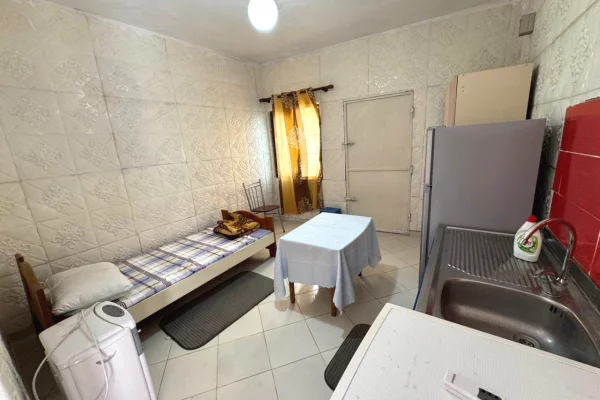 Jepet me qera Garsoniere ne rrugen Besa Tirane.