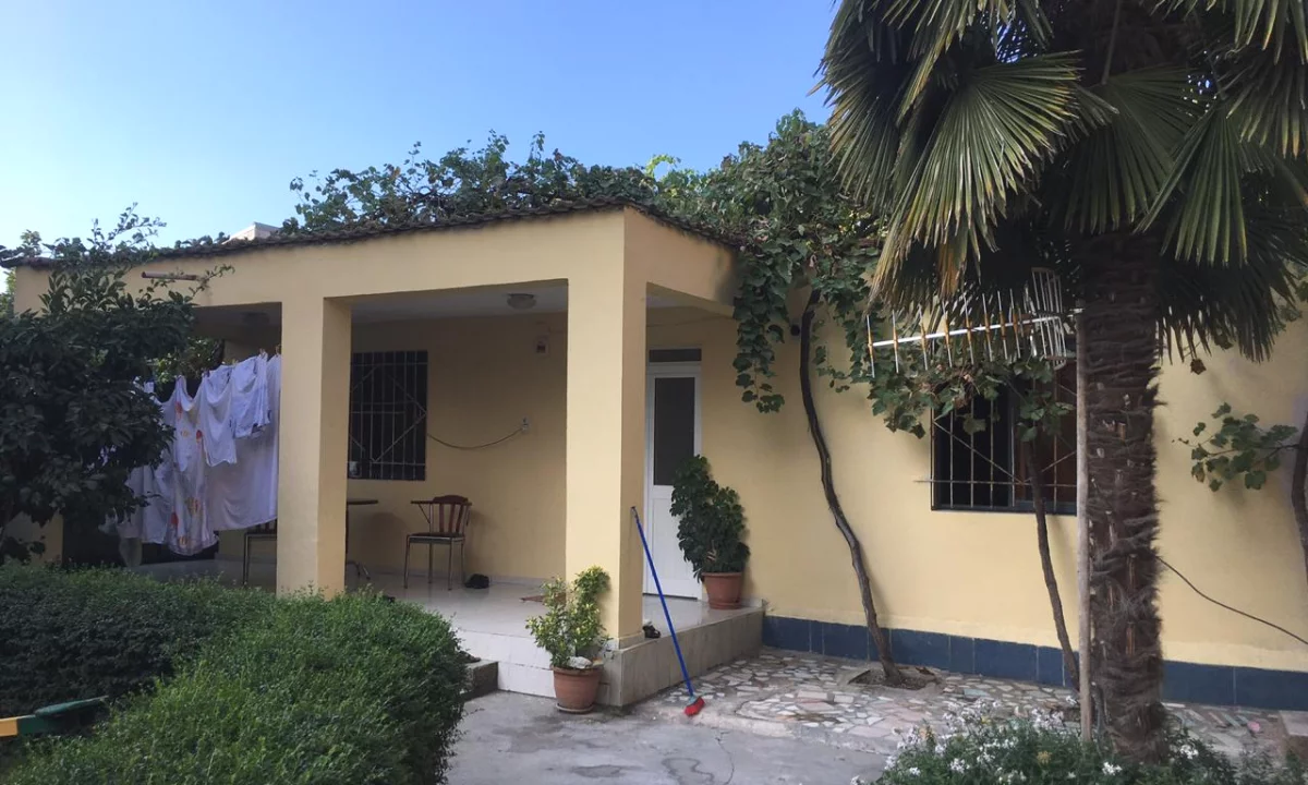 Shtepi me qera Shtepi Private ne Tirane, 2+1, Mobilimi E mobiluar, Pagesa 38,000  Leke.