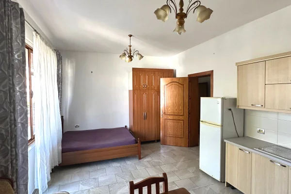 Shtepi me qera Shtepi Private ne Tirane, Garsoniere, Mobilimi E mobiluar, Pagesa 30,000  Leke.