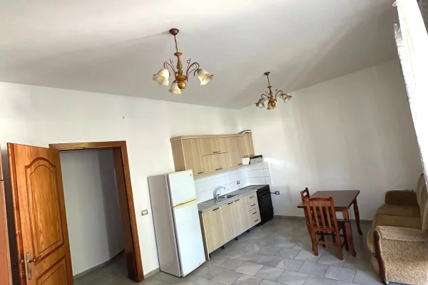 Shtepi me qera Shtepi Private ne Tirane, Garsoniere, Mobilimi E mobiluar, Pagesa 30,000  Leke.