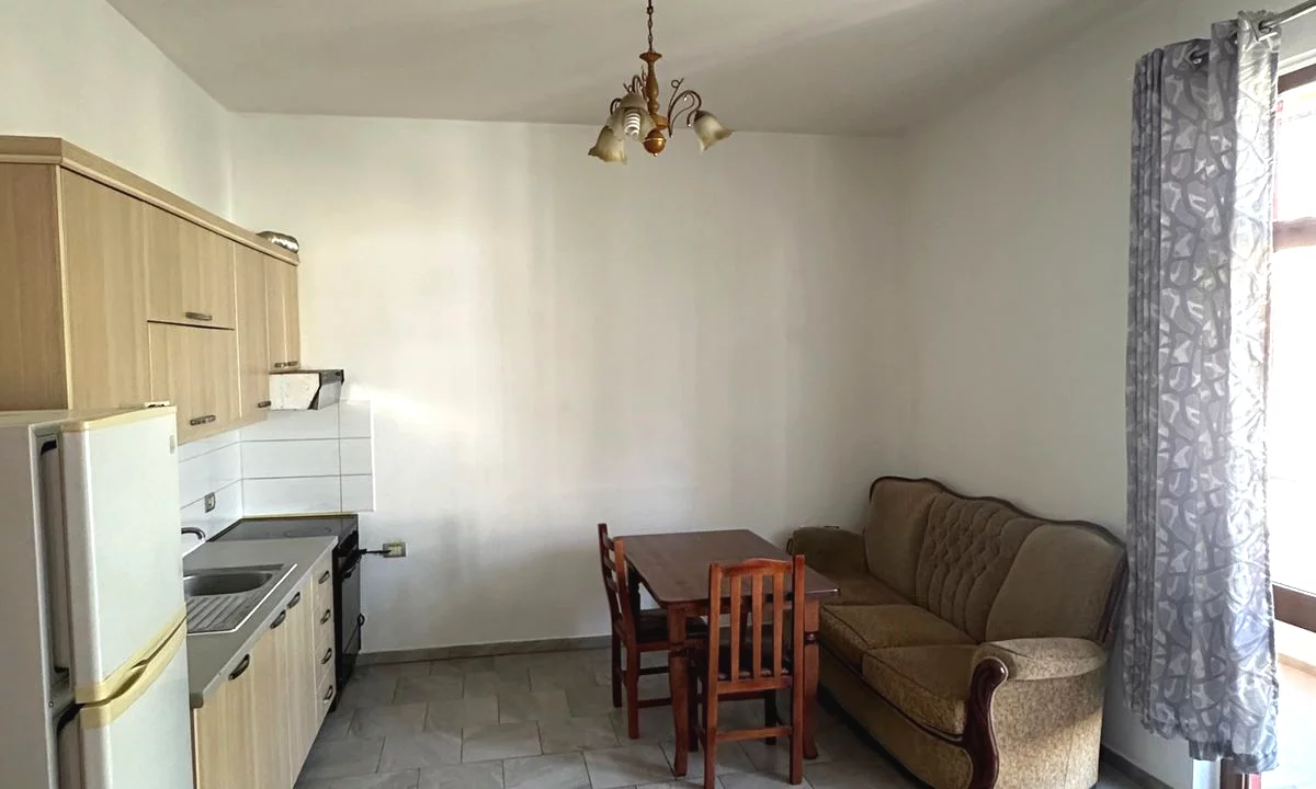Shtepi me qera Shtepi Private ne Tirane, Garsoniere, Mobilimi E mobiluar, Pagesa 30,000  Leke.