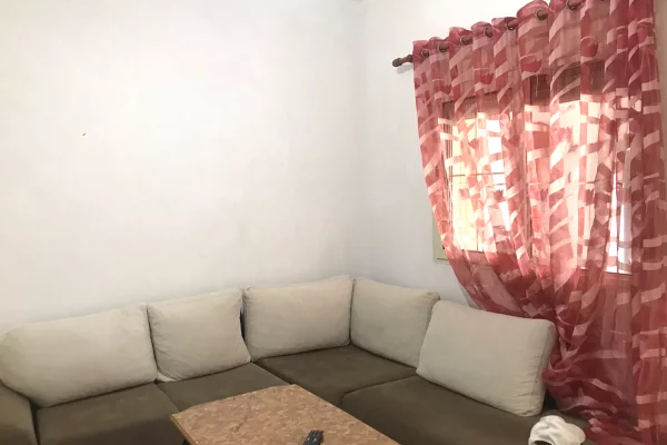 Shtepi me qera Shtepi Private ne Tirane, 1+1, Mobilimi E mobiluar, Pagesa 25,000  Leke.