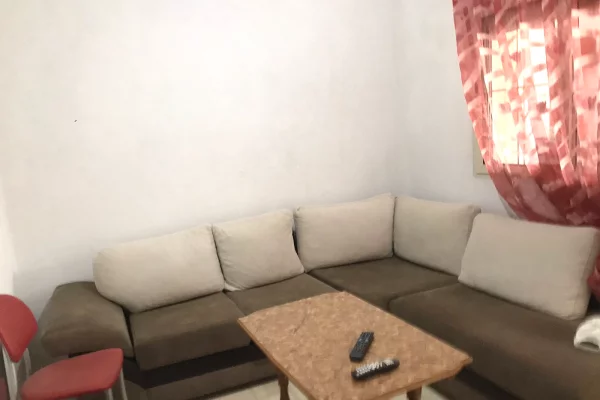 Shtepi me qera Shtepi Private ne Tirane, 1+1, Mobilimi E mobiluar, Pagesa 25,000  Leke.