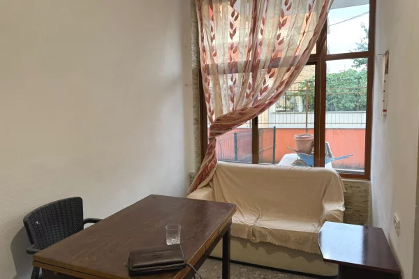 Jepet me qira Garsoniere ne rrugen Pal Hasi afer Bulevardit te ri Tirane.