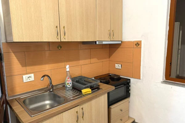 Shtepi me qera Shtepi Private ne Tirane, Garsoniere, Mobilimi E mobiluar, Pagesa 26,000  Leke.