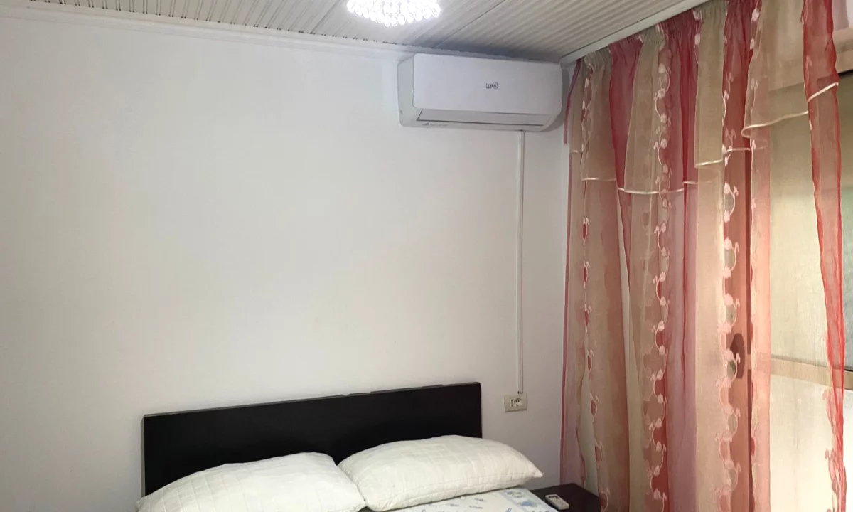 Shtepi me qera Shtepi Private ne Tirane, 1+1, Mobilimi E mobiluar, Pagesa 45,000  Leke.